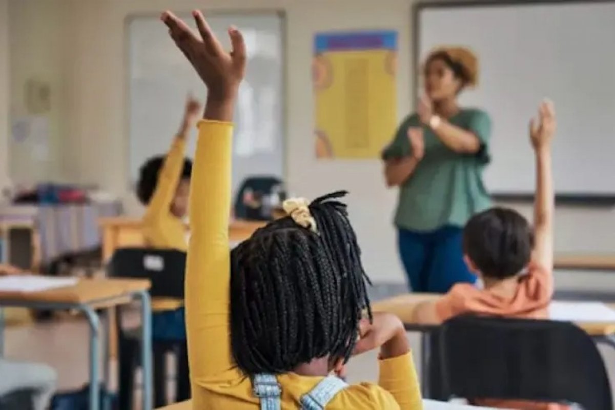 Reajuste nas mensalidades escolares para 2024 preocupa famílias brasileiras