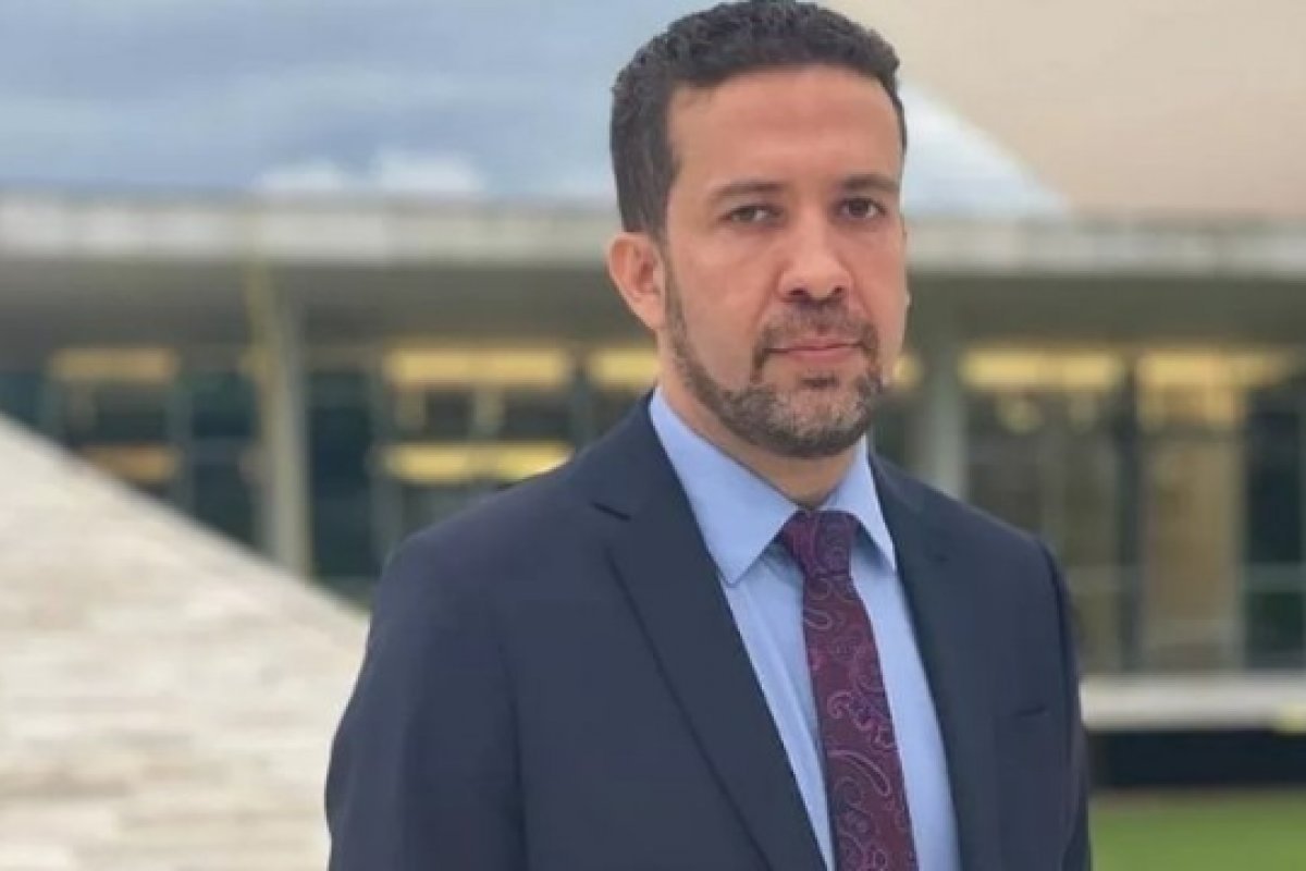 Rachadinha: Deputado Eduardo Bolsonaro solicita esclarecimentos de ex-assessores de André Janones