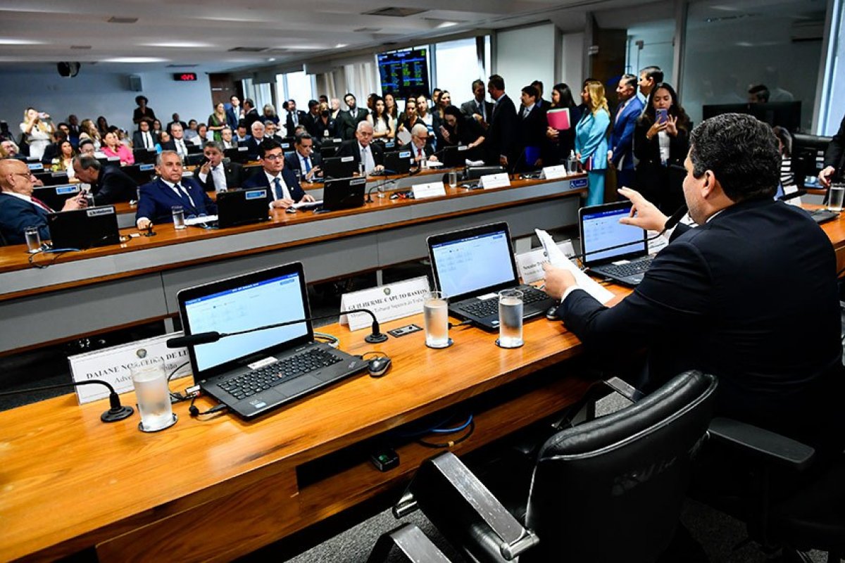 Reforma nas condições de elegibilidade para militares ativos é aprovada na CCJ do Senado