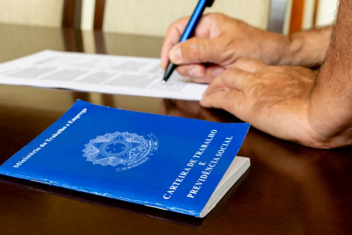 Taxa de desemprego cai para 7,6%, a menor desde 2015