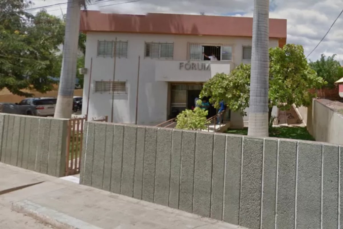 Filho invade júri e atira contra réu acusado de matar o pai dele em 2012