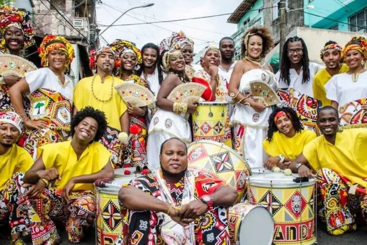 Band'Aiyê denuncia episódio de racismo em restaurante de Salvador: "Tratados como ladrões"