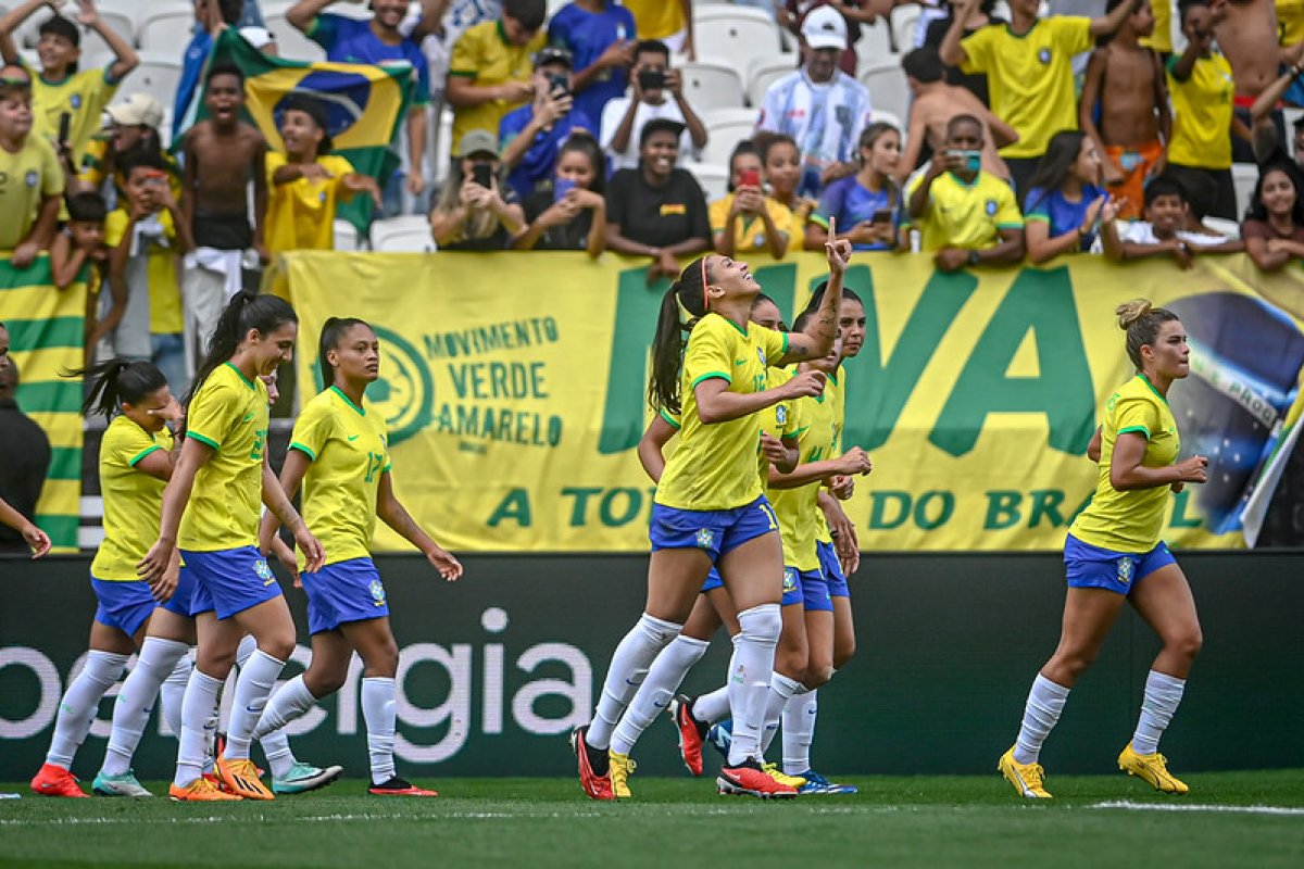 Seleção brasileira feminina vence o Japão por 4 a 3 em amistoso