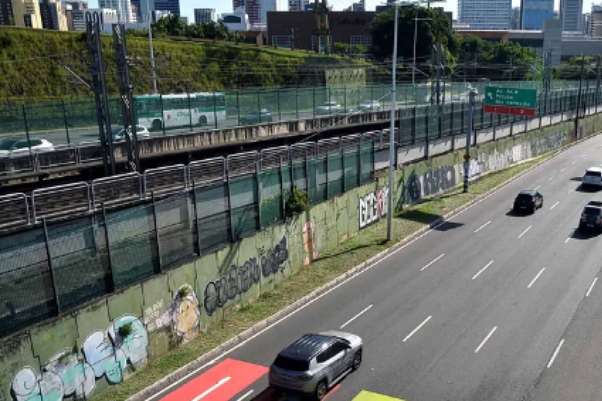 Vídeo: Motoqueiro sofre acidente na paralela