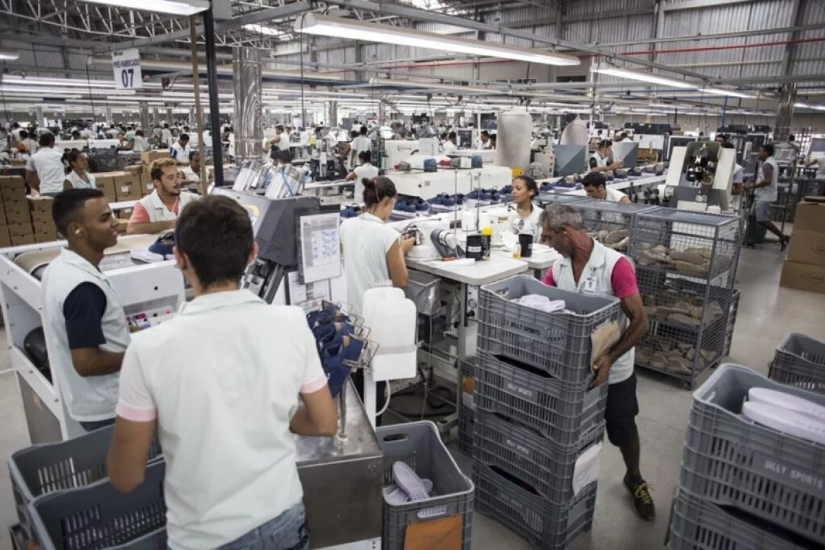 Produção Industrial Brasileira apresenta crescimento de 0,1% em outubro