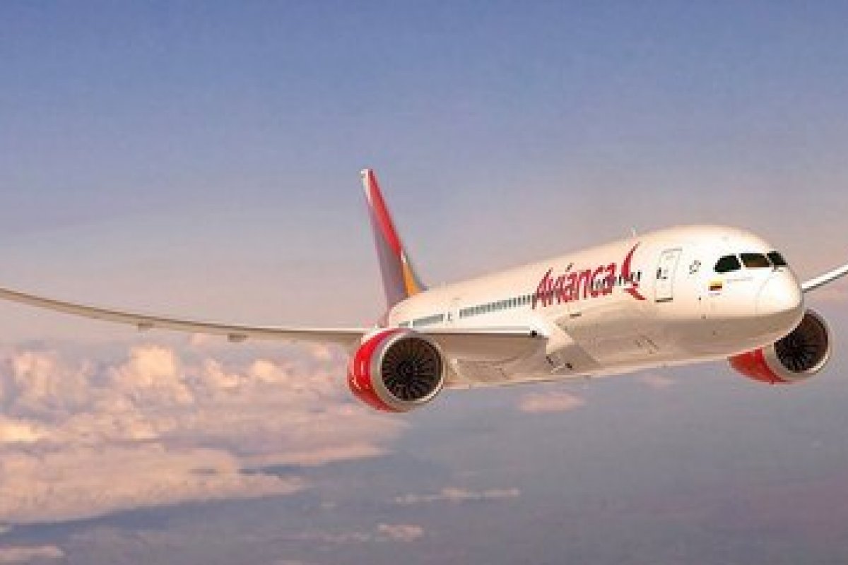 Piloto decide desligar turbina de avião enquanto sobrevoa o Atlântico
