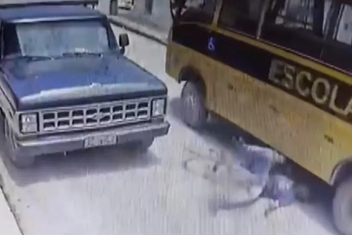 Ciclista morre após ser atropelado por ônibus escolar na Bahia