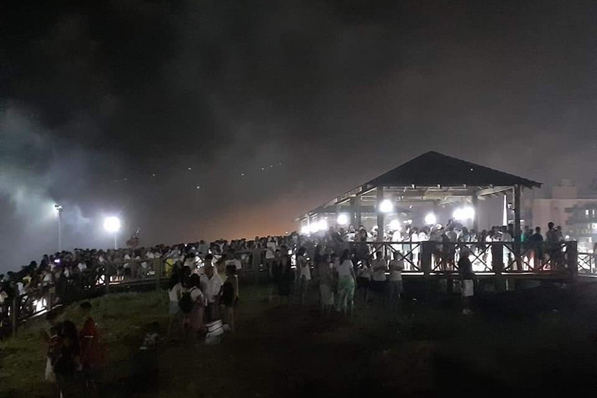 Passarela desaba e deixa três pessoas feridas durante festa de ano novo