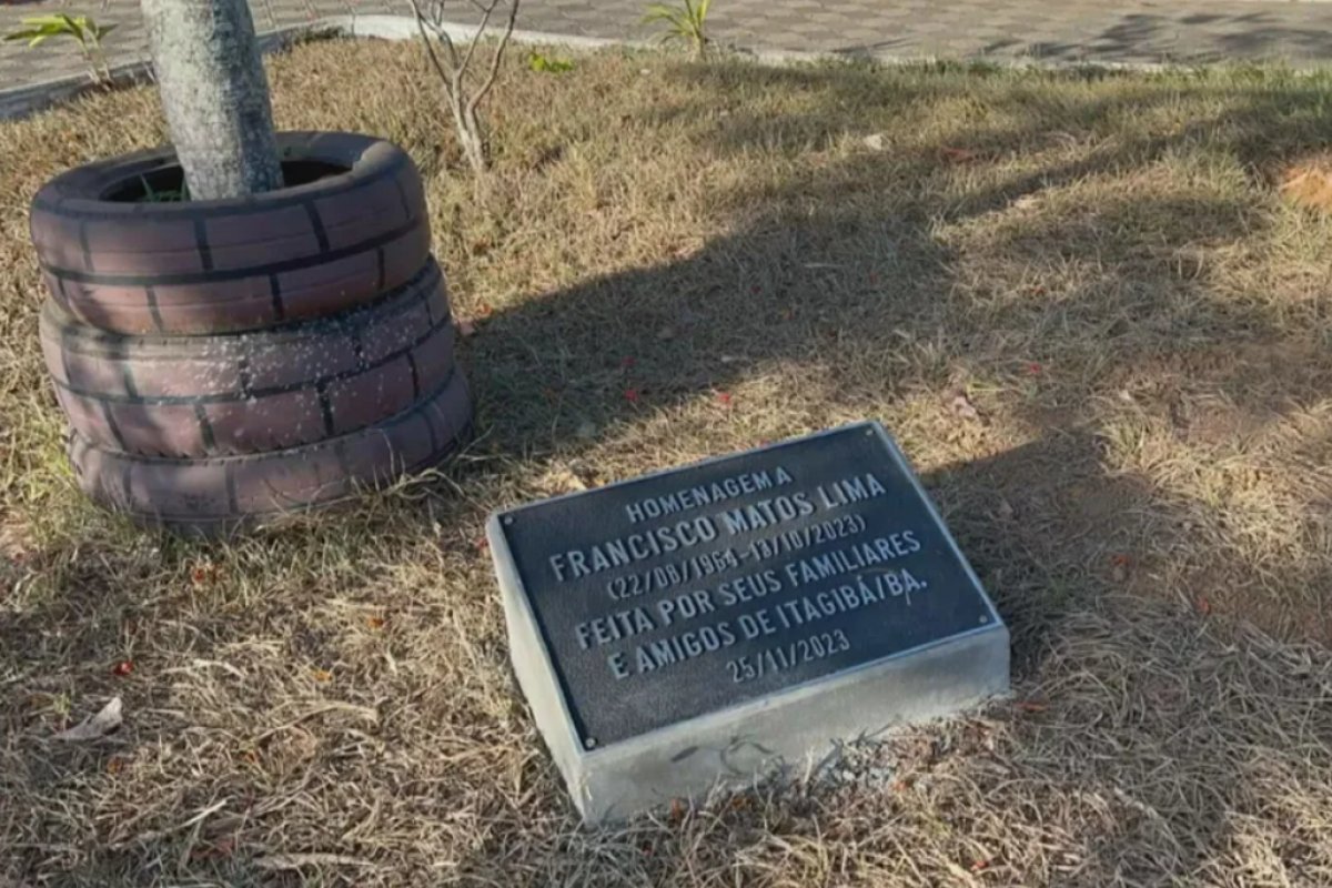 Homenagem com lápide em praça pública gera polêmica na Bahia