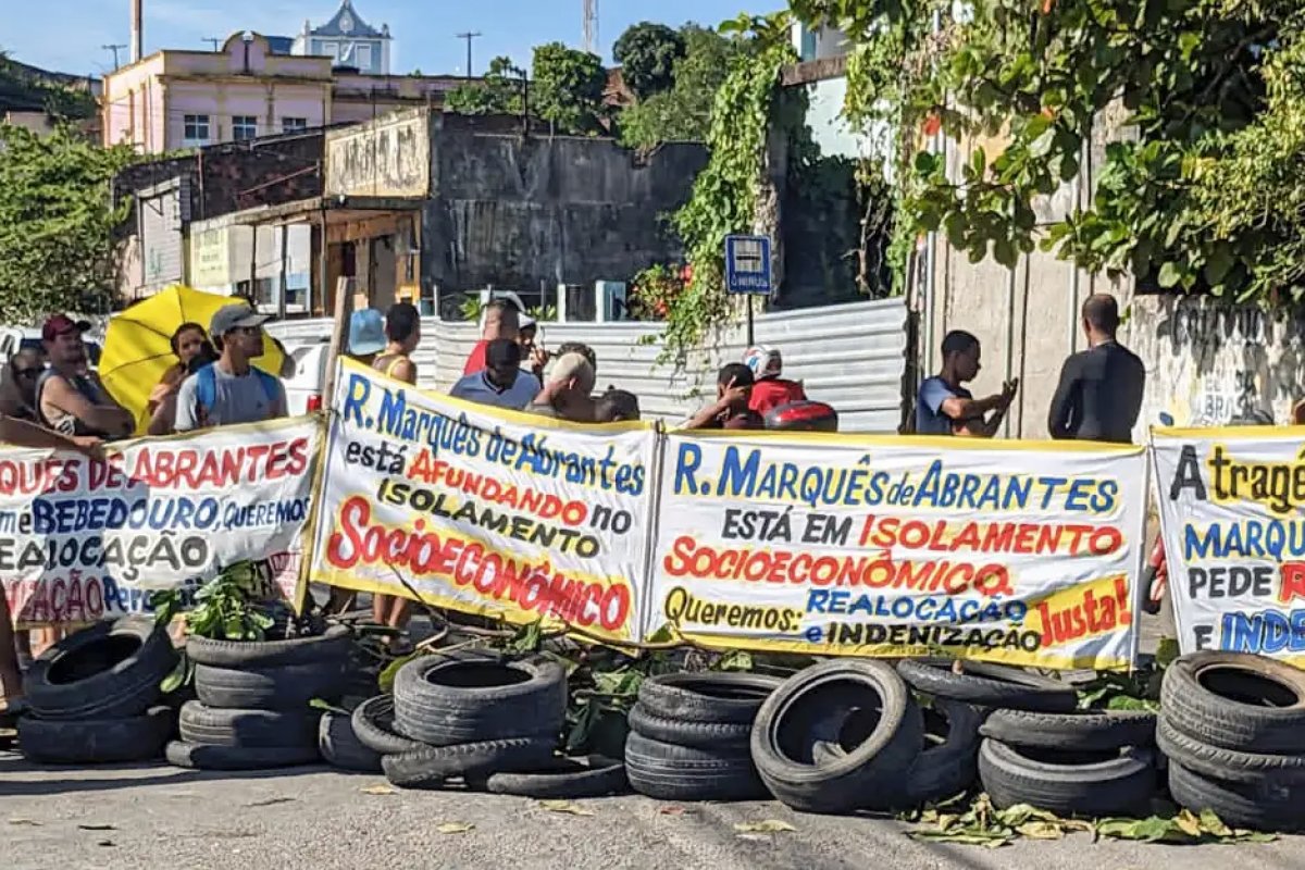 Moradores protestam por realocação em bairro próximo a mina em Maceió