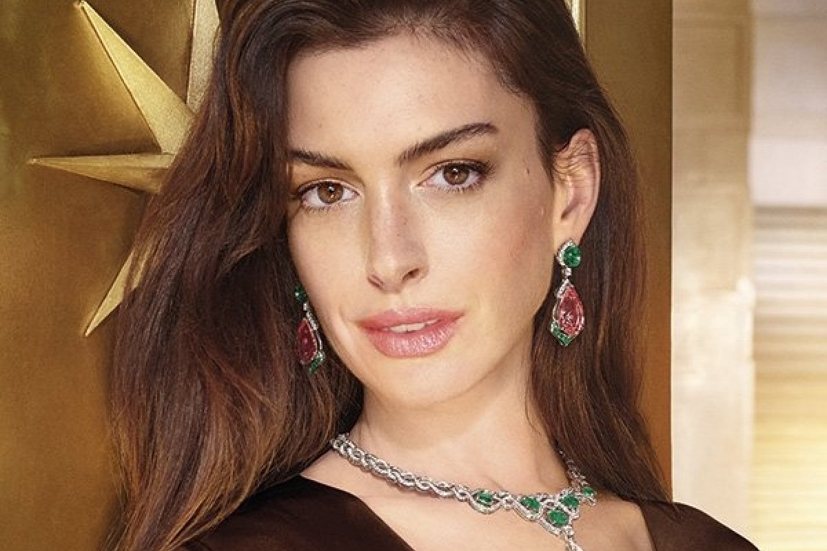 Com diamantes e esmeraldas, Anne Hathaway brilha na campanha de final de ano da Bulgari!