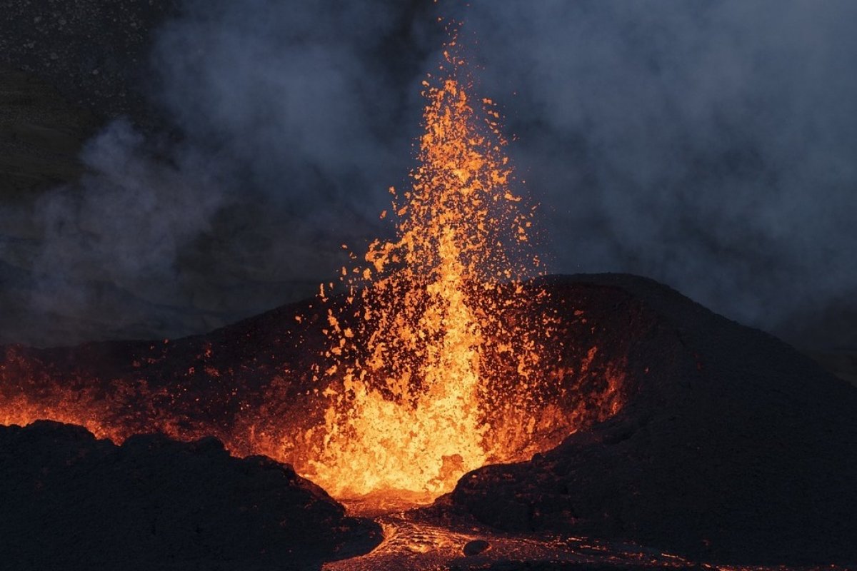 Vulcão entra em erupção na Indonésia e deixa 11 mortos