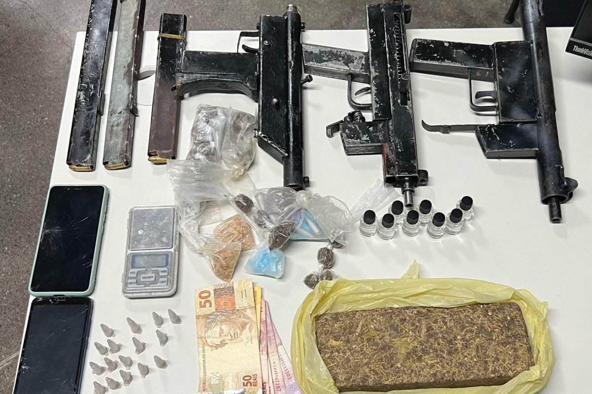 PM apreende submetralhadoras e drogas no bairro do Lobato, em Salvador