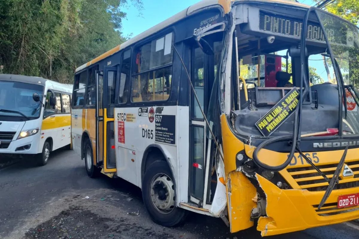 Cinco pessoas ficam feridas em acidente envolvendo dois micro-ônibus em Salvador