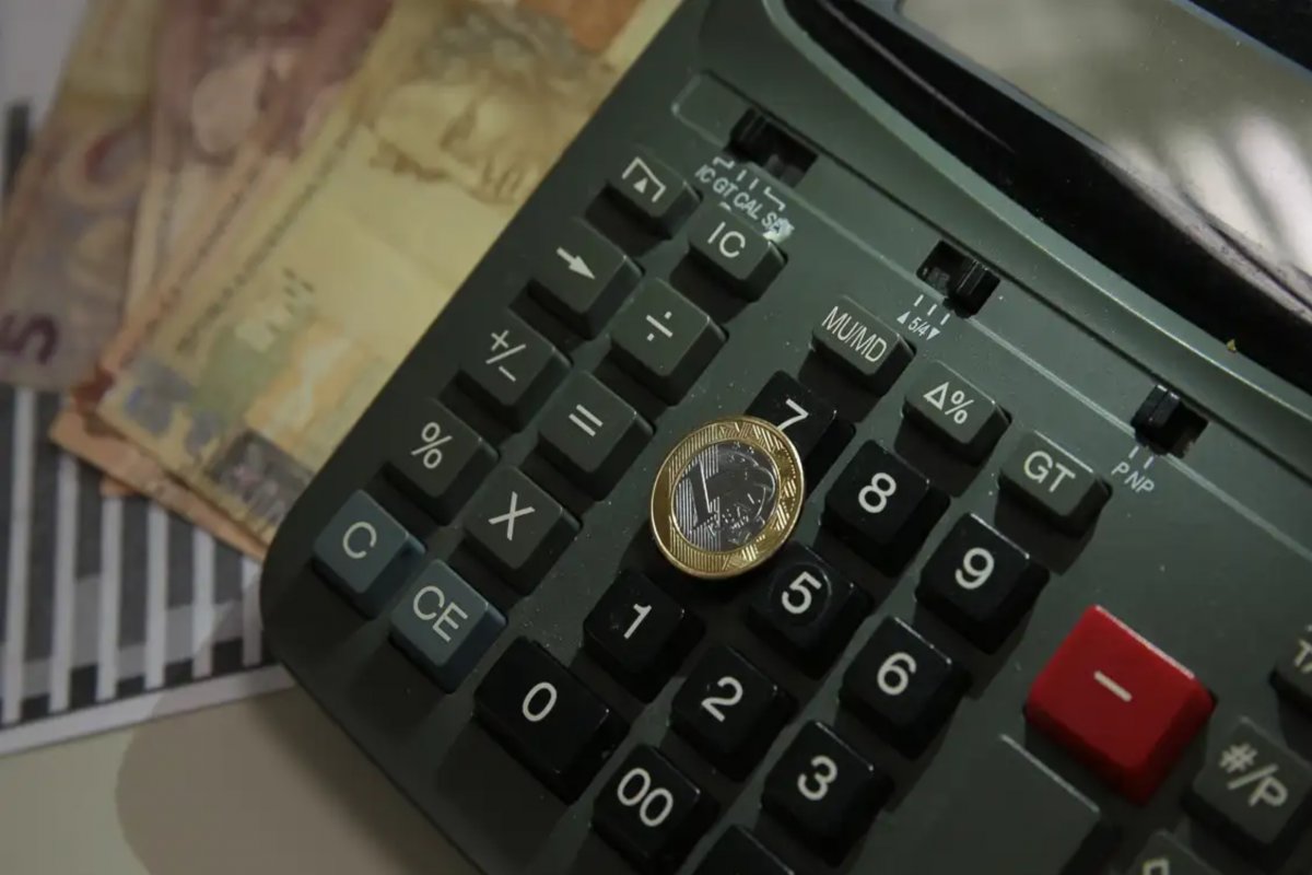 Endividamento das famílias brasileiras cai para 76,6% em novembro, revela CNC