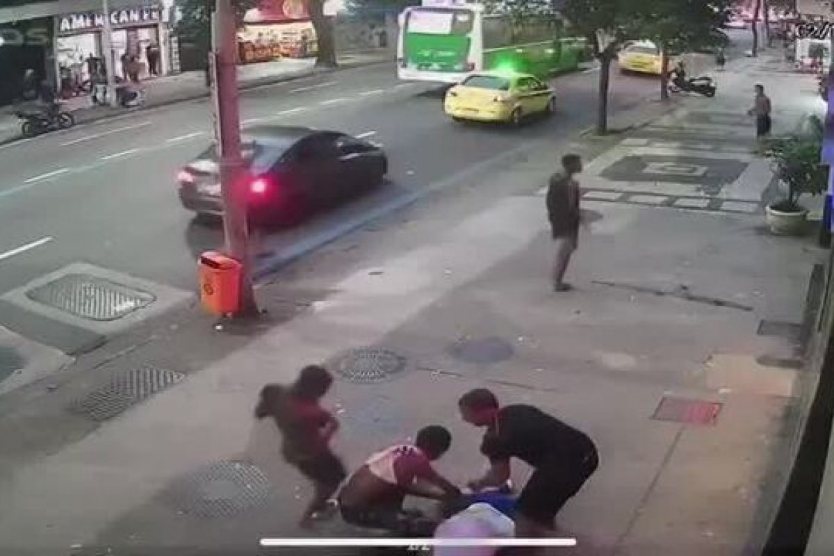 Vídeo: No RJ, homem leva soco e cai desacordado ao tentar defender mulher de assalto