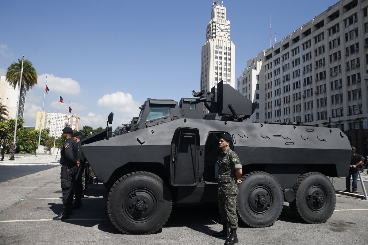 Ministério da Defesa envia blindados para fronteira com a Venzuela