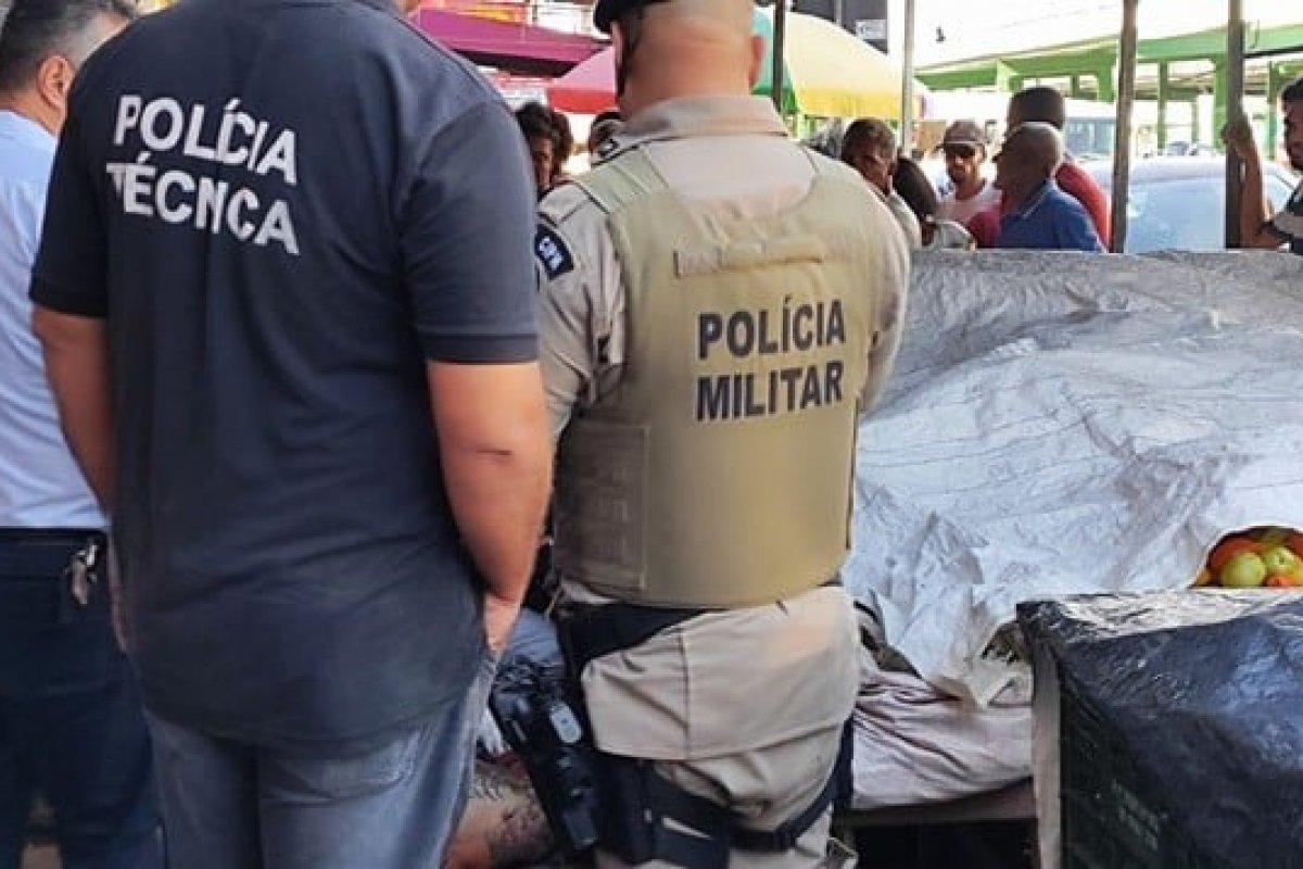 Homem é assassinado em feira de frutas em Feira de Santana