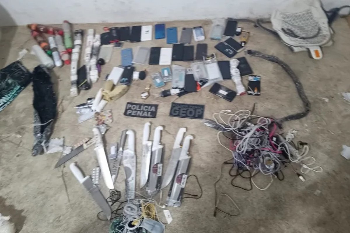 Homens são alvejados ao tentarem jogar celulares e facas para dentro do presídio de Salvador