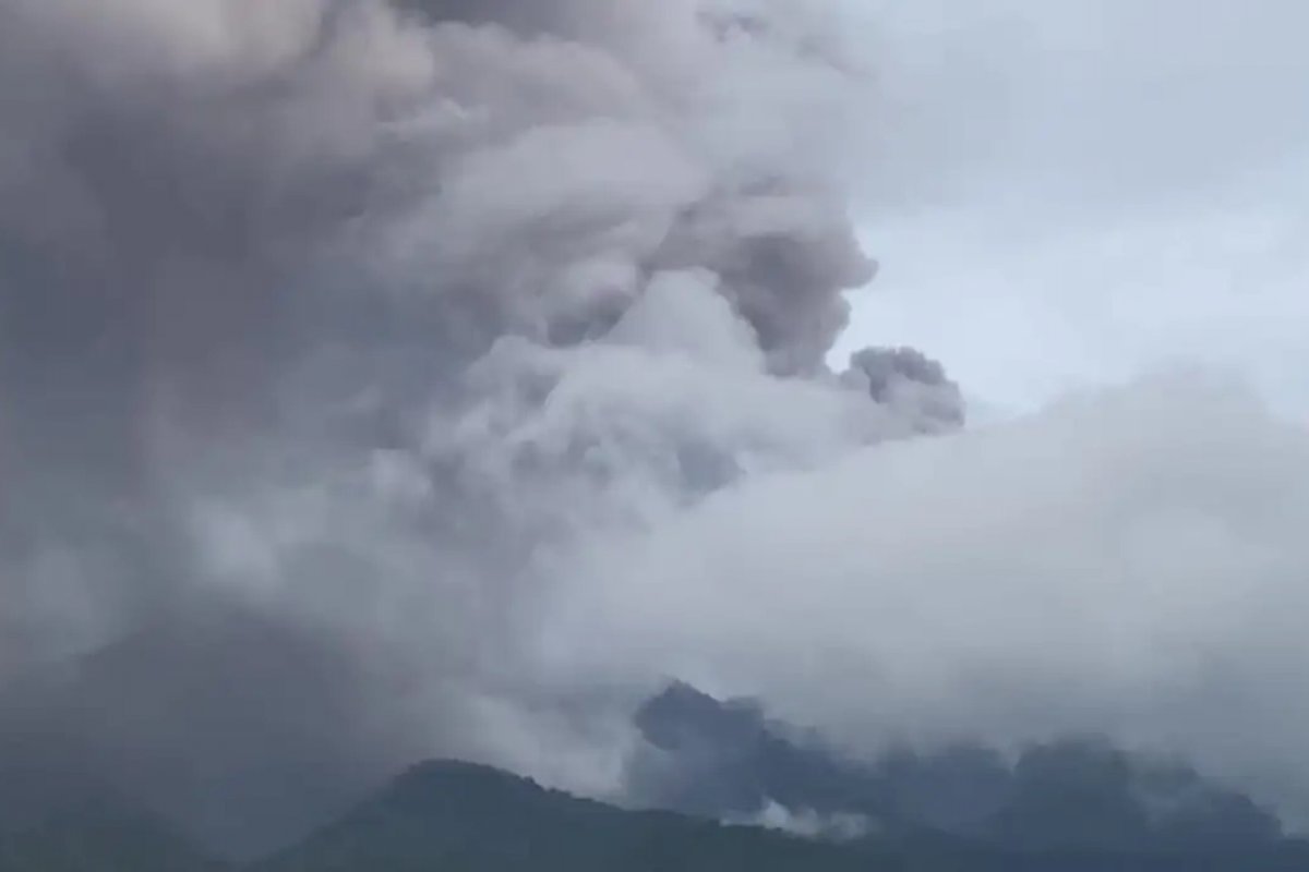 Número de mortos em erupção de vulcão na Indonésia sobe para 22