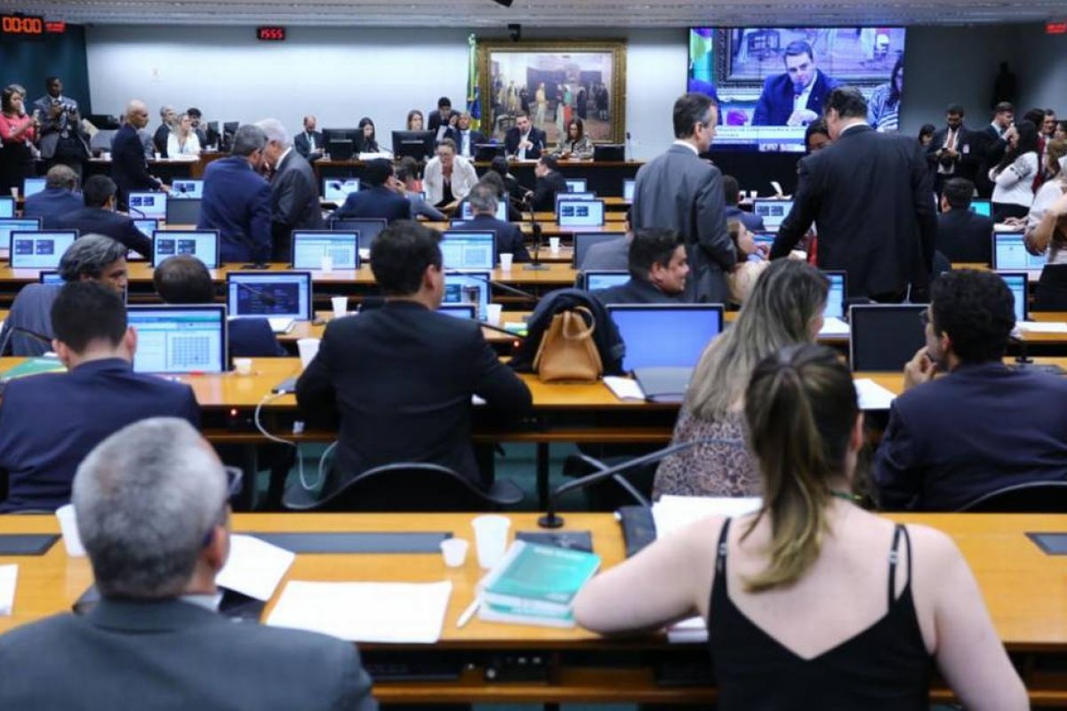 CCJ da Câmara discute PEC para redução da jornada de trabalho