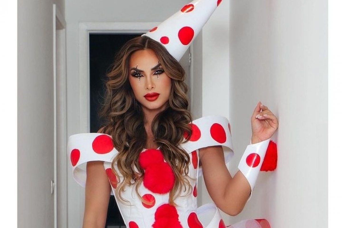 Nicole Bahls come pipoca com ketchup e web reage!