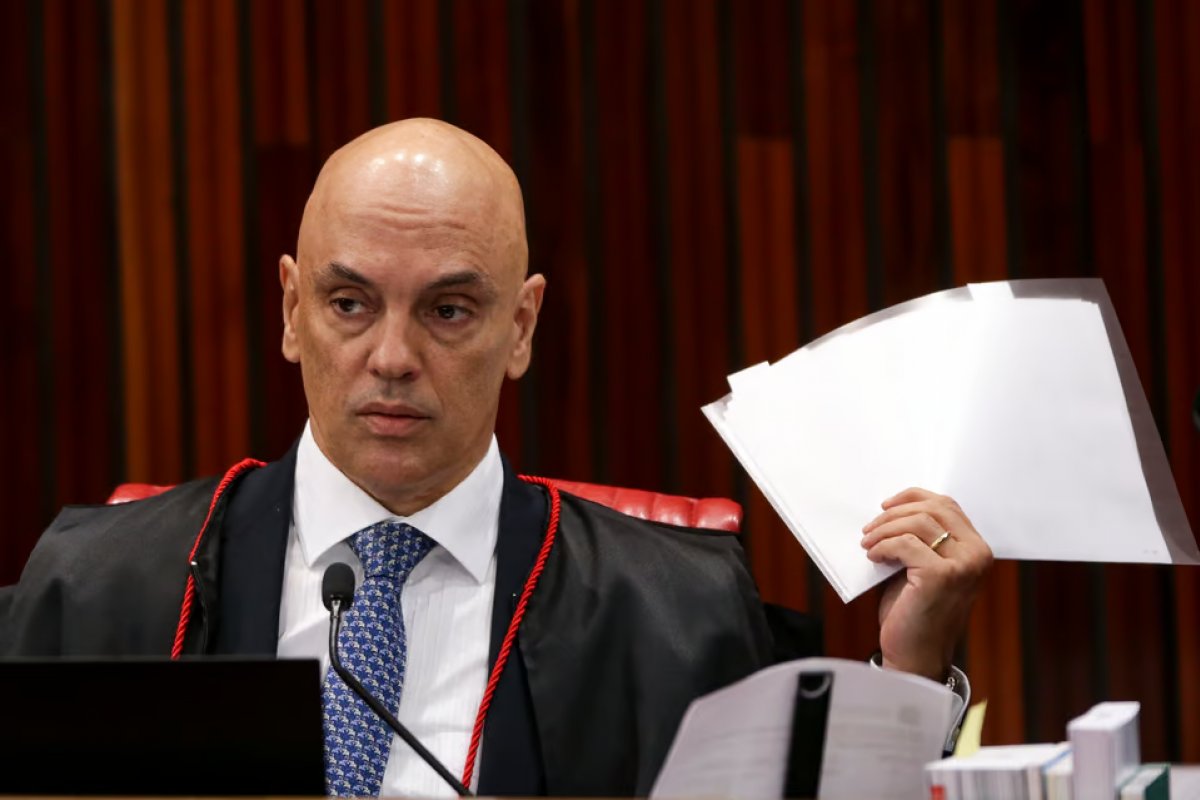 Morais determina que Facebook mostre vídeo de Bolsonaro publicado após 08/01