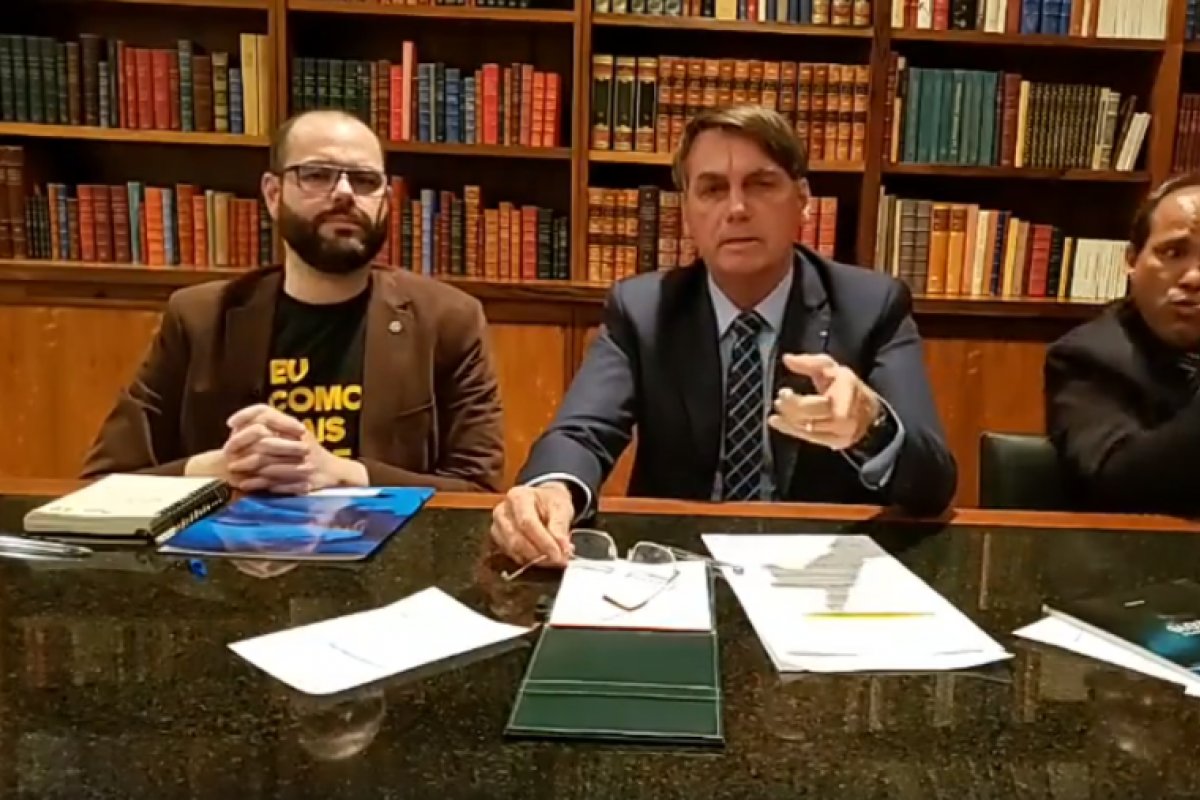 Bolsonaro faz criticas a Macron e Greta por não se manifestarem sobre queimadas na Austrália