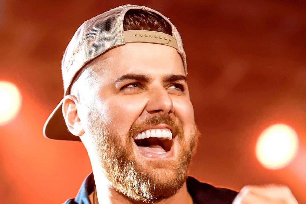 Equipe de Zé Neto pede orações após acidente de carro do sertanejo!