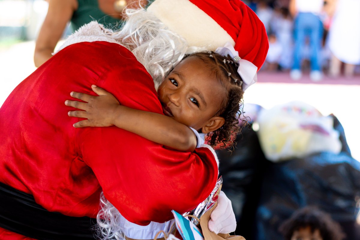 Escola de Salvador leva a magia do Natal para 200 crianças carentes!