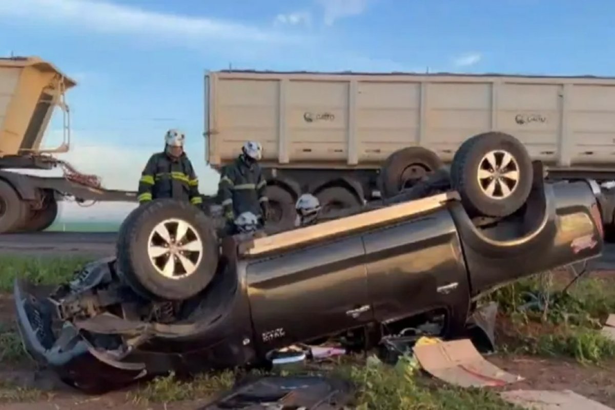 Motorista morre depois de colidir com micro-ônibus que fazia ultrapassagem na Bahia
