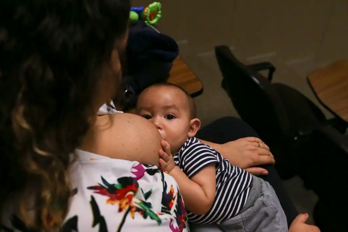 Mais de 2,5 milhões de mulheres deixaram de trabalhar para cuidar de parentes ou da casa em 2022