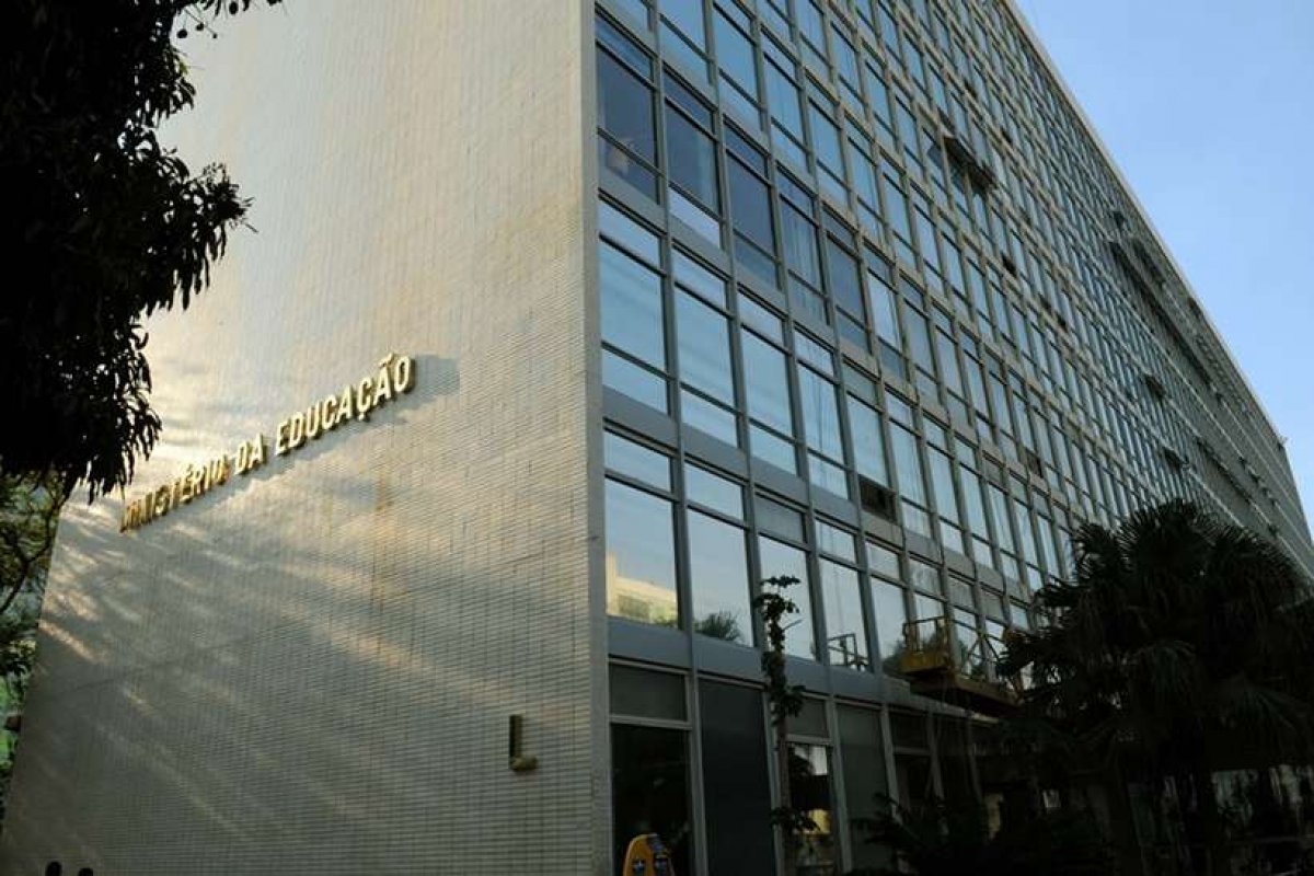 Cerca de 30 pessoas afirmam ter trabalhado para o MEC sem receber salário