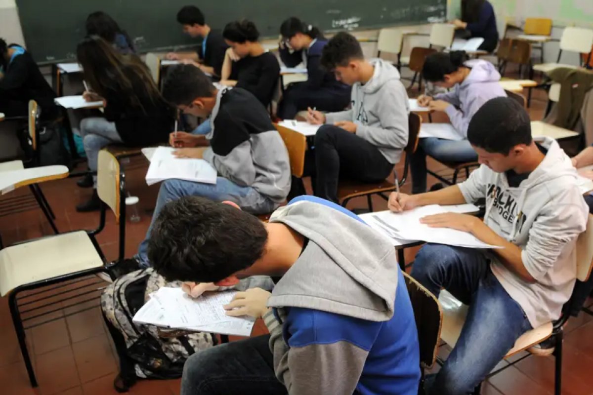 Dois em cada cinco brasileiros de 25 a 64 anos não têm ensino médio