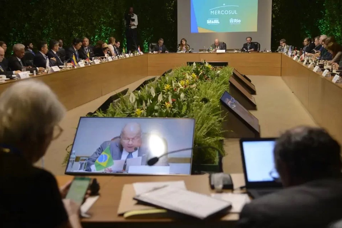 Brasil quita R$ 3,8 bilhões em dívidas internacionais