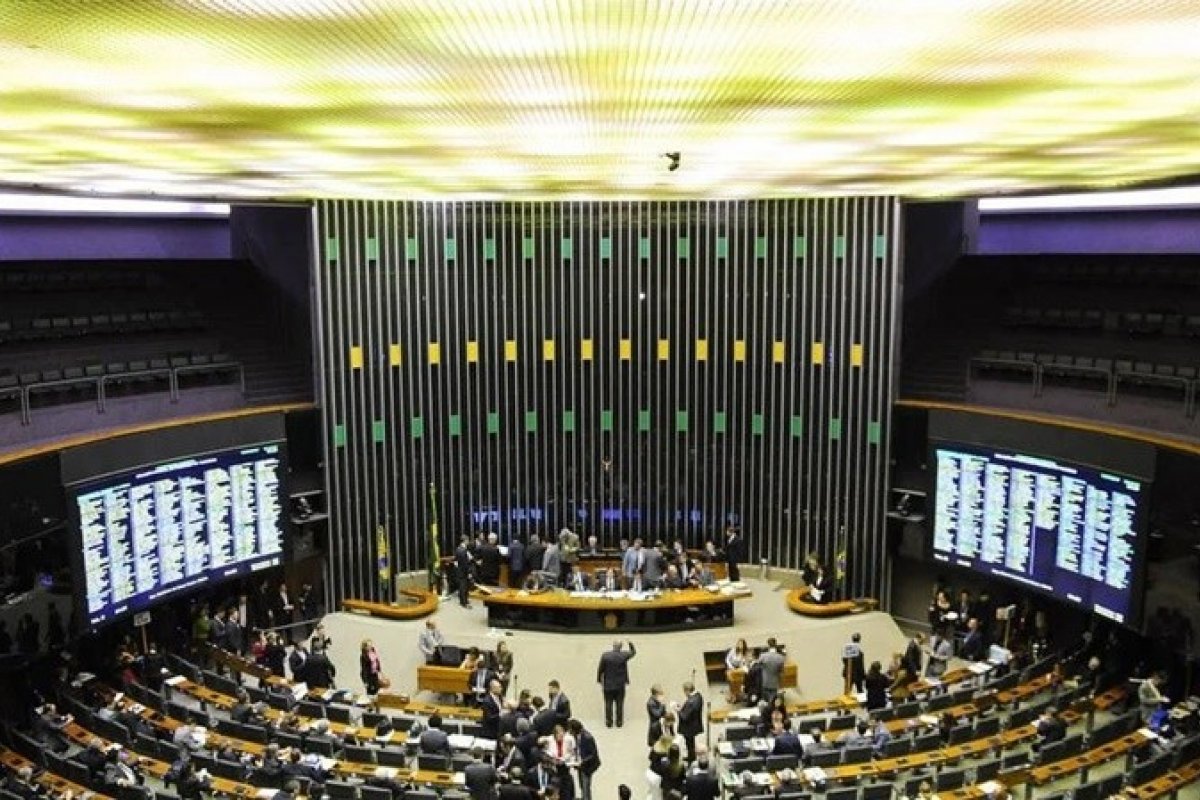 Orçamento de 2024: comissão aprova relatório com previsão de R$ 5,4 trilhões em receitas