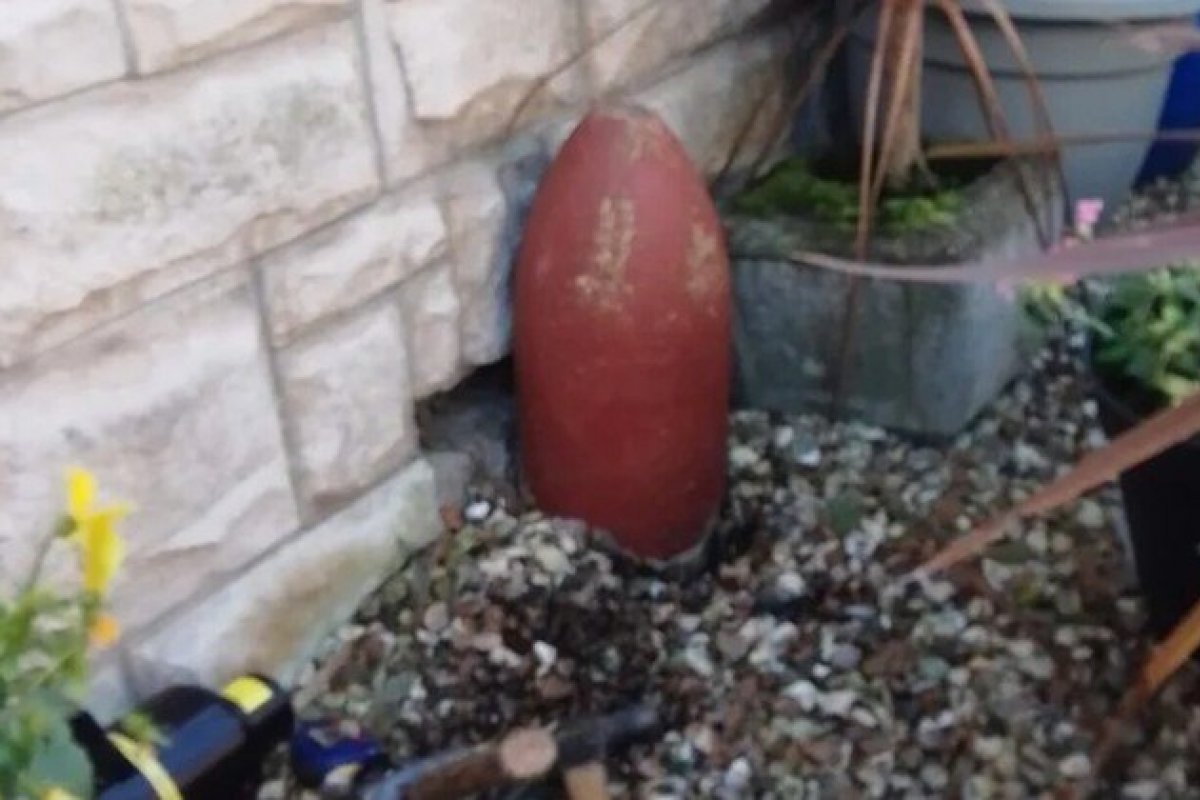 Casal inglês descobre que enfeite de jardim era bomba não detonada do século 19