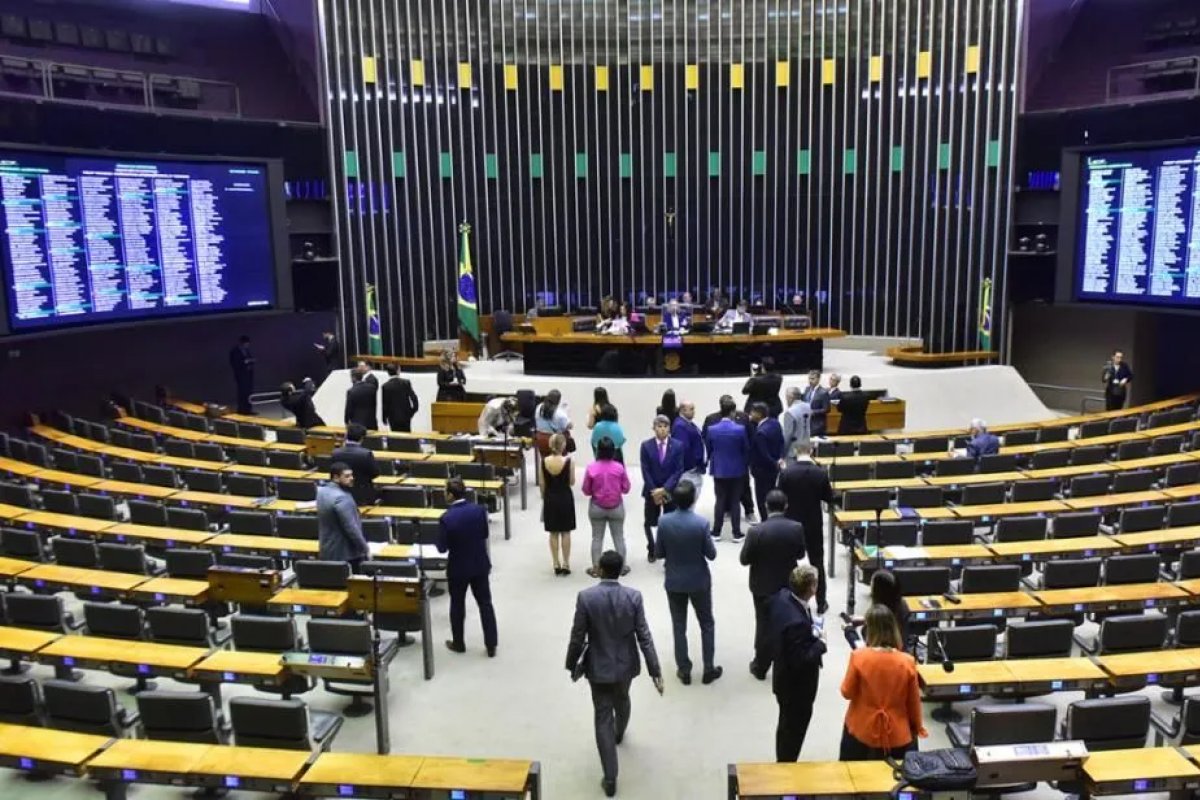 Projeto que derruba decreto de Lula sobre acesso de civis a armas é rejeitado pela Câmara