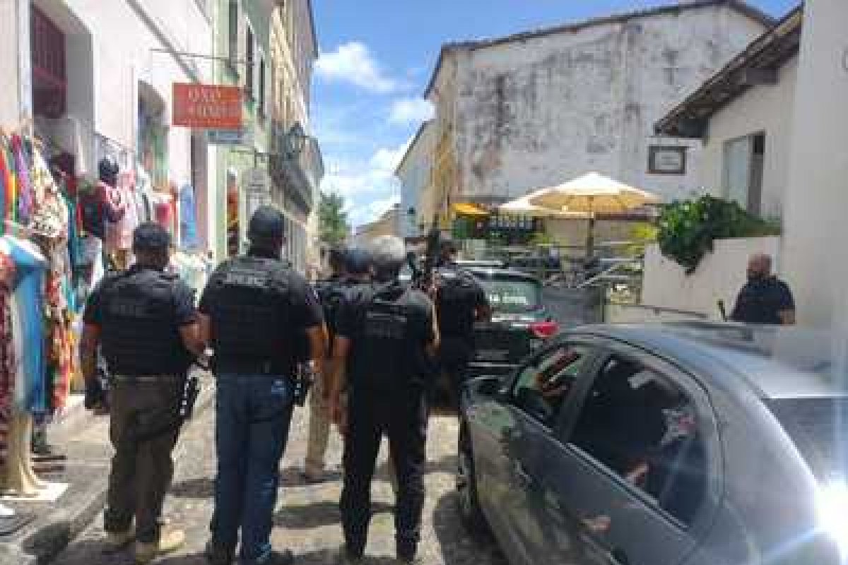 Três suspeitos de tráfico e roubo são presos no Centro Histórico