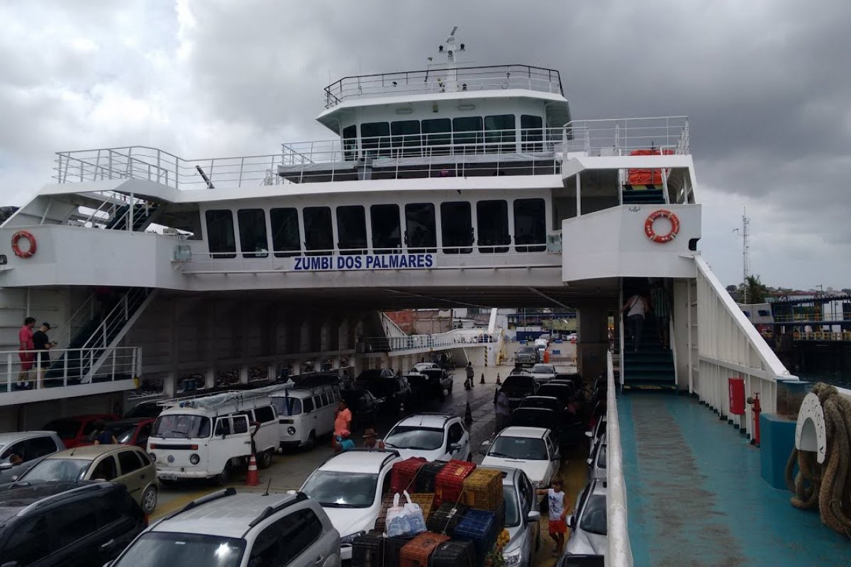 Ferry boat tem tempo de espera de 3h30 para veículos na Ilha de Itaparica e de 2h em Salvador