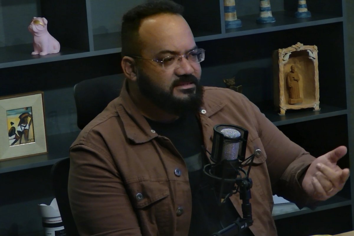 Vídeo: "Lula era pra tá na cadeia condenado a prisão perpétua", diz Leandro de Jesus ao Lado B