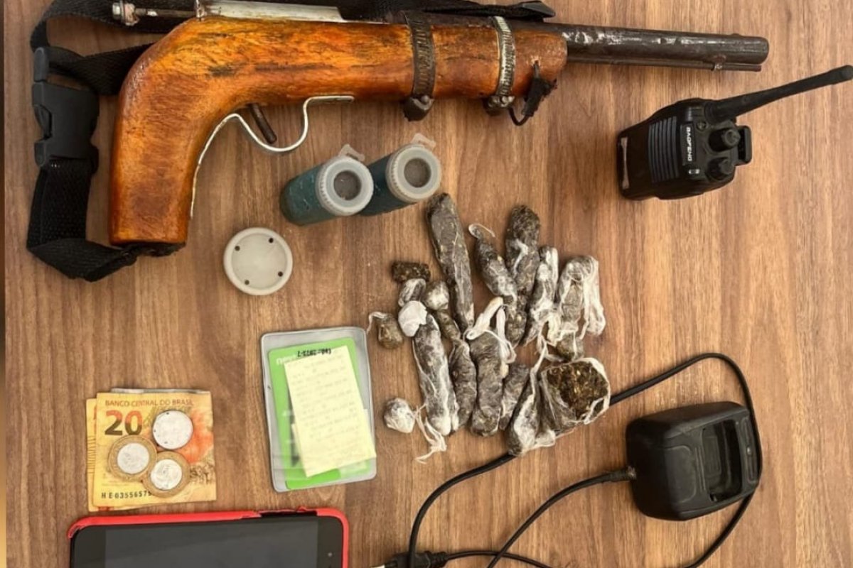 Foragido da justiça é encontrado em posse de arma e drogas em Santa Cruz Cabrália