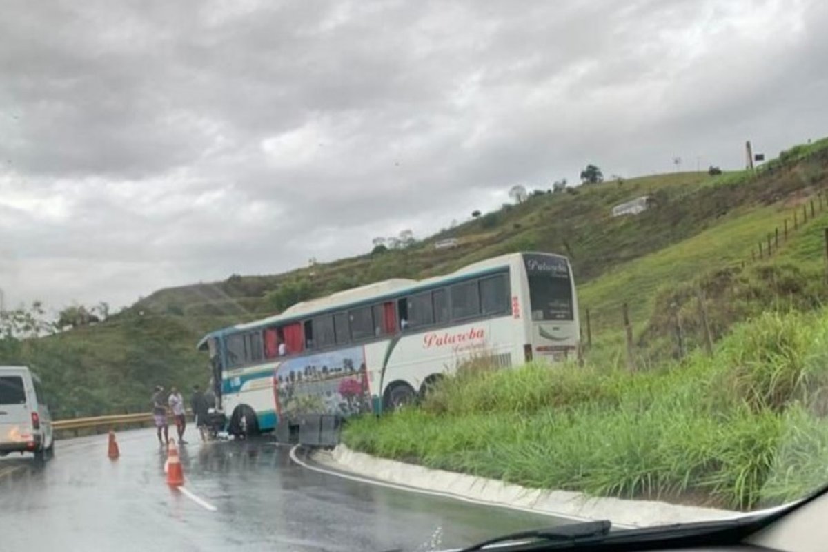 Ônibus bate em carreta na rodovia do sudoeste da Bahia