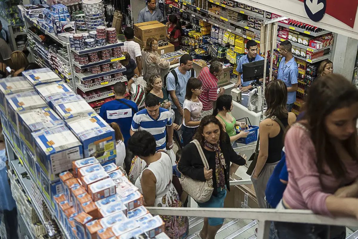 Brasileiros gastarão menos no fim de ano, aponta pesquisa