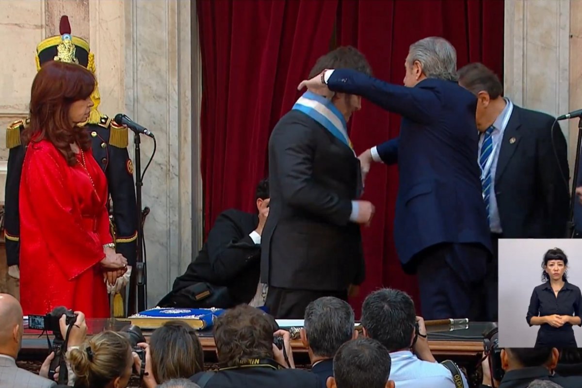 Vídeo: Javier Milei recebe faixa presidencial de Alberto Fernández