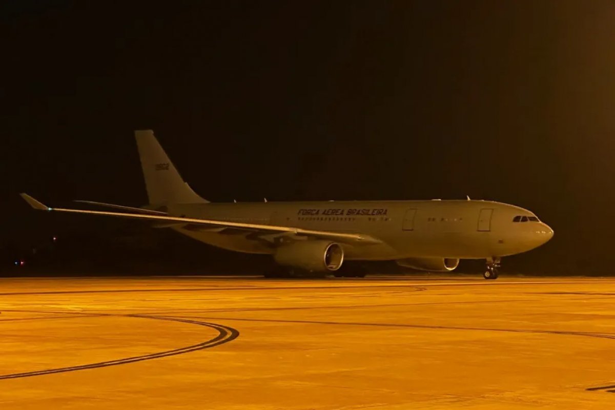 Avião da FAB chega a Brasília com 48 repatriados