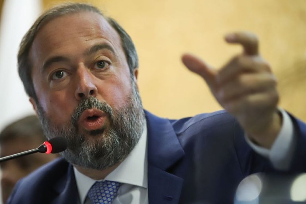 Ministro de Minas e Energia promete medidas após afundamento do solo em Maceió