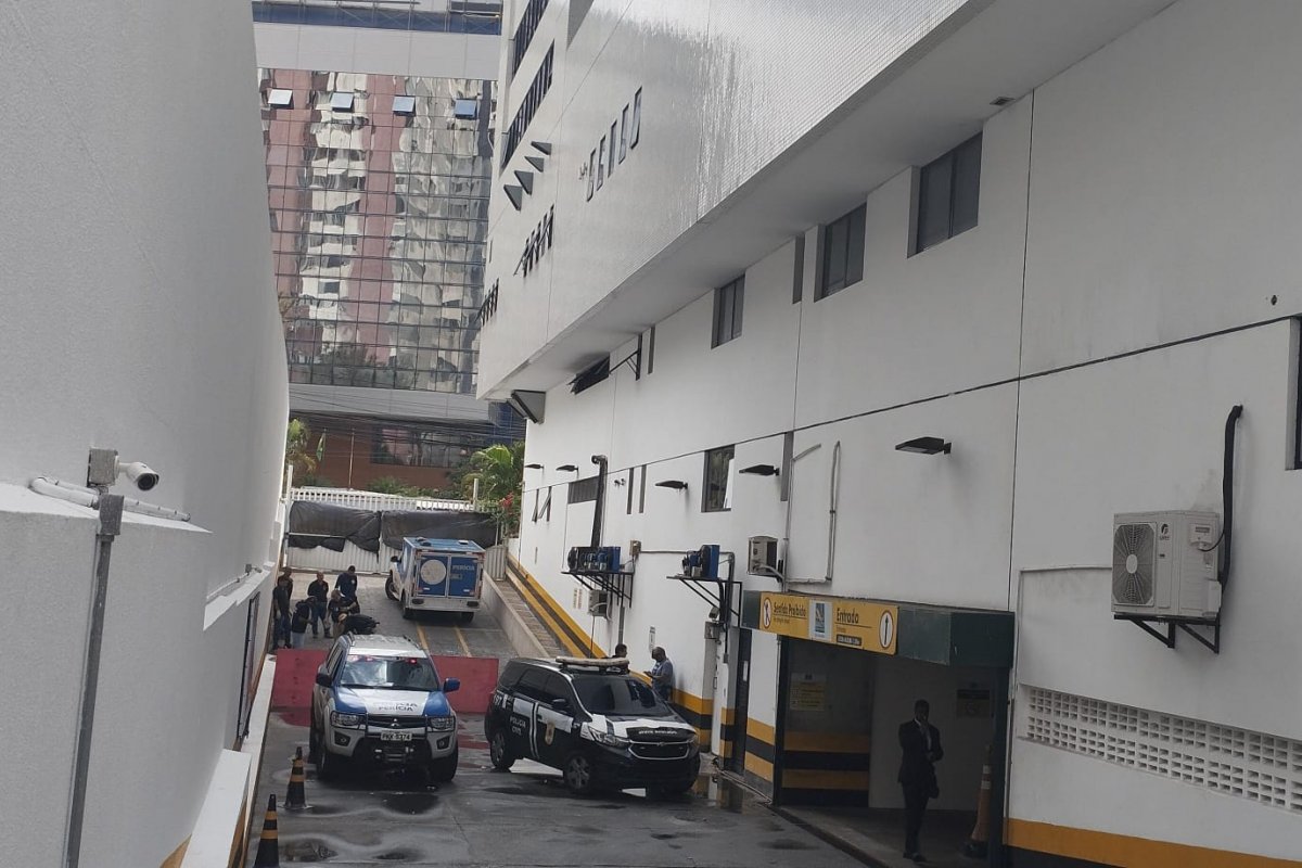 Estadunidense suspeito de esfaquear namorada e taxista morre após cair de janela de hotel