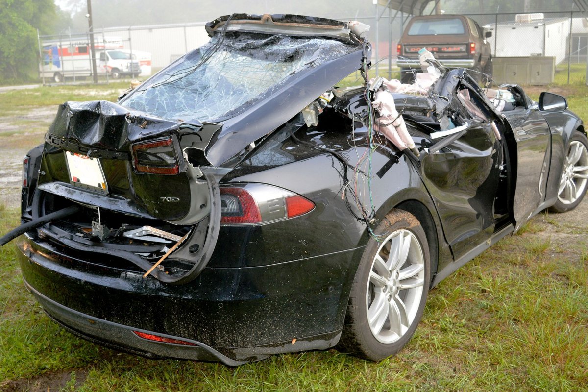 Após 40 acidentes com piloto automático da Tesla, governo dos EUA pede providências