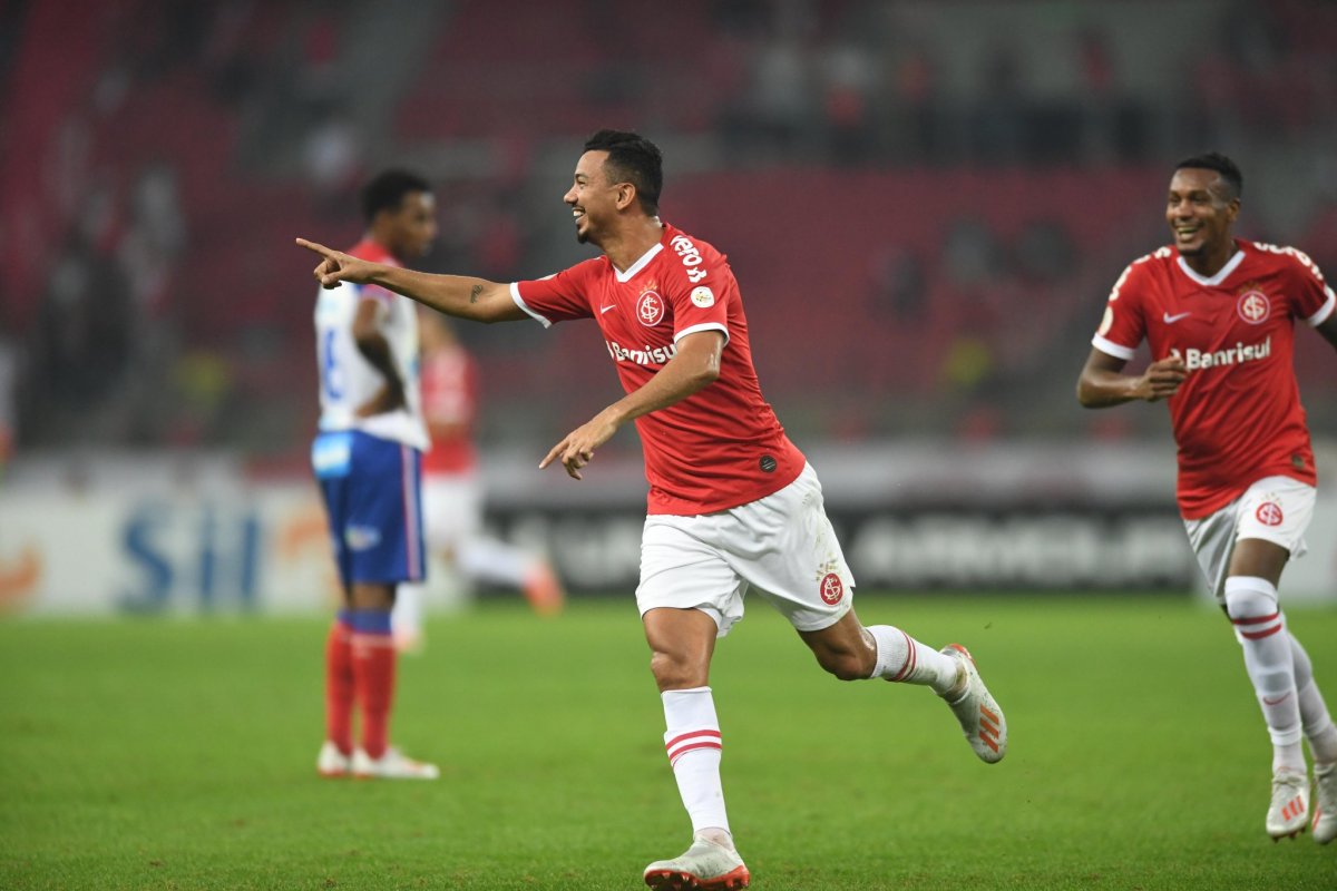 Internacional vai vencendo Bahia com gol irregular